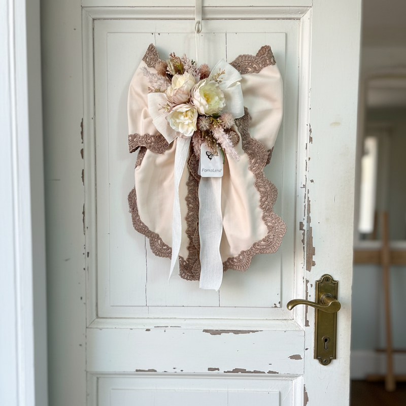 Fiocco artigianale in rasatello avorio con pizzo e fiori, decorazione porta o armadio
Fiori di Lena
Ambientazione shabby chic, vista d'insieme