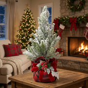 Alberello natalizio innevato con sacchetto tartan rosso e fiocco
Fiori di Lena
Ambientazione in soggiorno country chic con decorazioni natalizie americane, vista frontale