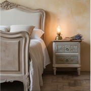 Dettaglio intarsi decorativi su cassetto comodino vintage in legno di abete
Blanc Mariclò – Sweet Home Shabby Style
Primo piano, dettaglio lavorazione artigianale