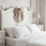 Fiocco shabby chic color fango con composizione floreale centrale e nastri decorativi
Fiori di Lena
Ambientazione stile provenzale, dettaglio frontale