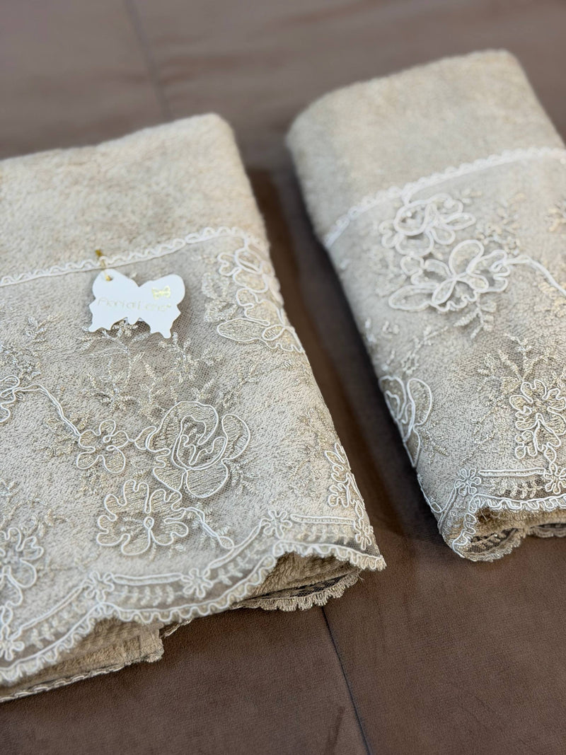 FIORI DI LENA Coppia Asciugamani Nocciola con Pizzo Dorato