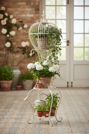 Portavasi tre livelli con gabbia ambientato