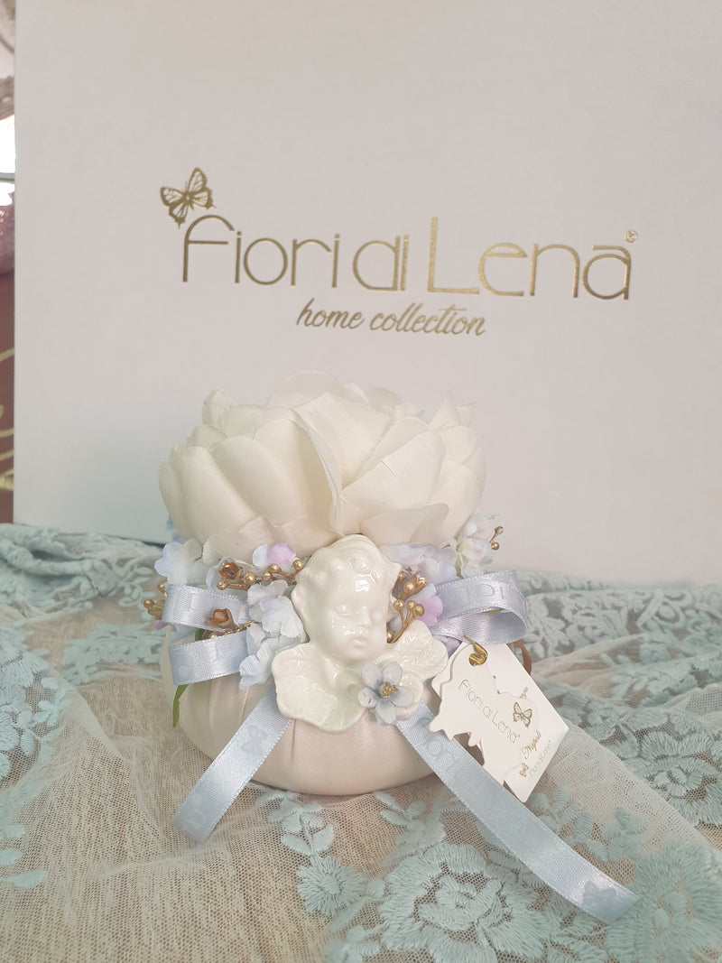 Pouf con angelo in porcellana di Capodimonte, finitura avorio e cipria
Sweet Home Shabby Style – FIORI DI LENA
Vista frontale, sfondo neutro