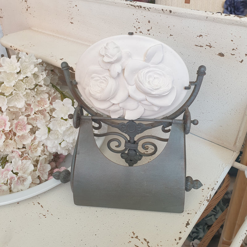 Porta carta igienica Mathilde M. in ferro battuto con medaglione in gesso stile shabby chic