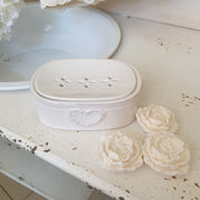 Dettaglio saponette peonia Mathilde M. e porta saponetta ceramica romantico elegante