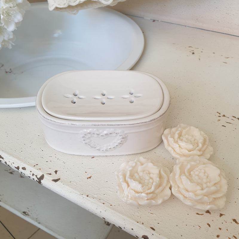 Dettaglio saponette peonia Mathilde M. e porta saponetta ceramica romantico elegante