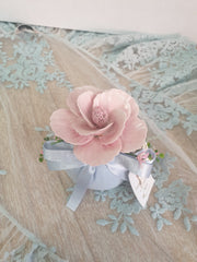 Dettaglio peonia rosa in porcellana Capodimonte su pouf in lino
FIORI DI LENA
dettaglio artigianale