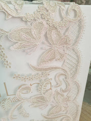 Centrino pizzo lamè champagne con farfalle cipria su tavolino in stile provenzale romantico
Fiori di Lena – Sweet Home Shabby Style
Ambientazione, angolazione laterale