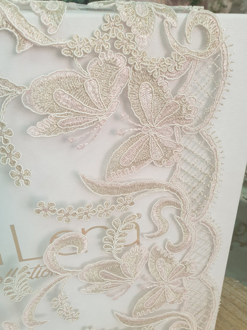 Centrino pizzo lamè champagne con farfalle cipria su tavolino in stile provenzale romantico
Fiori di Lena – Sweet Home Shabby Style
Ambientazione, angolazione laterale