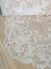 Centrino Fiori di Lena in pizzo avorio lamè su consolle shabby chic con accessori romantici
Fiori di Lena – Sweet Home Shabby Style
Ambientazione, vista d'insieme
