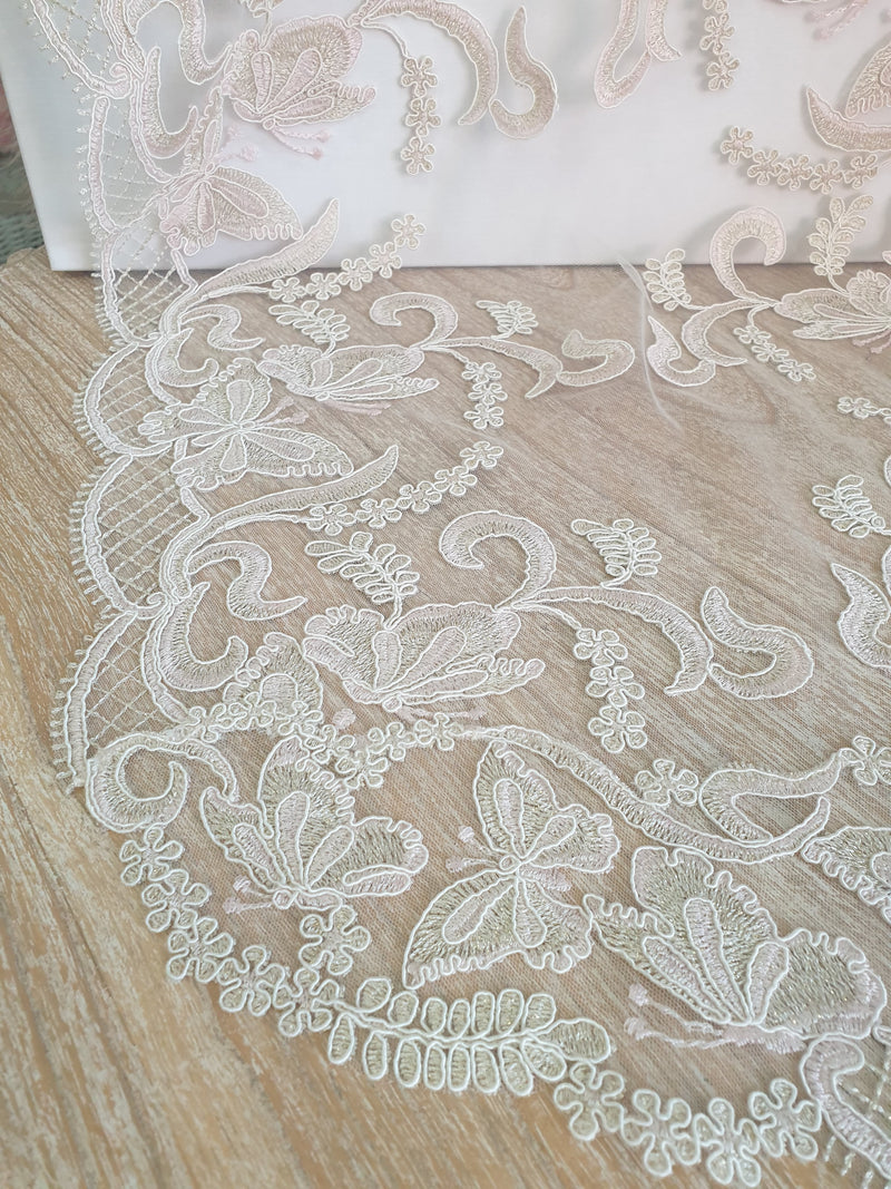 Centrino Fiori di Lena in pizzo avorio lamè su consolle shabby chic con accessori romantici
Fiori di Lena – Sweet Home Shabby Style
Ambientazione, vista d'insieme