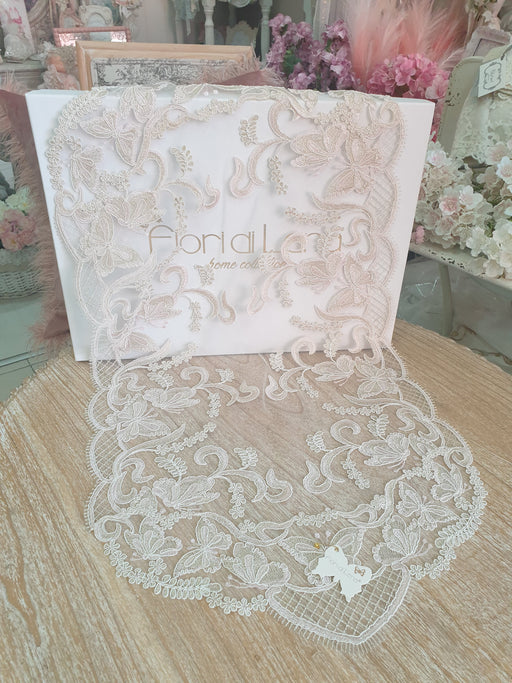 Centrino in pizzo avorio lamè champagne con farfalle rosa cipria lavorate a mano, 43x82,5 cm
Fiori di Lena – Sweet Home Shabby Style
Vista frontale, sfondo neutro