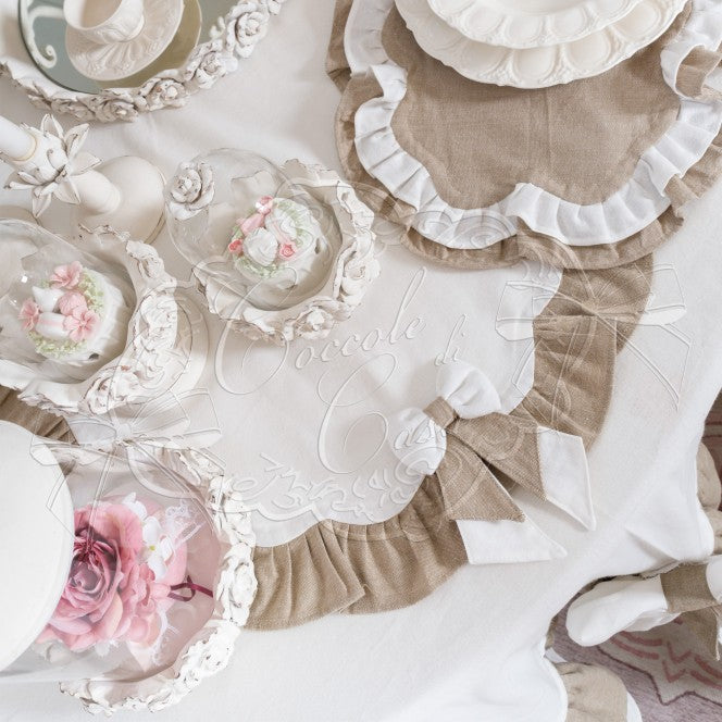 Runner in cotone bianco e tortora con bordo smerlato e fiocchi alle estremità, 45x150 cm
Coccole di Casa – Sweet Home Shabby Style
Vista frontale, sfondo neutro