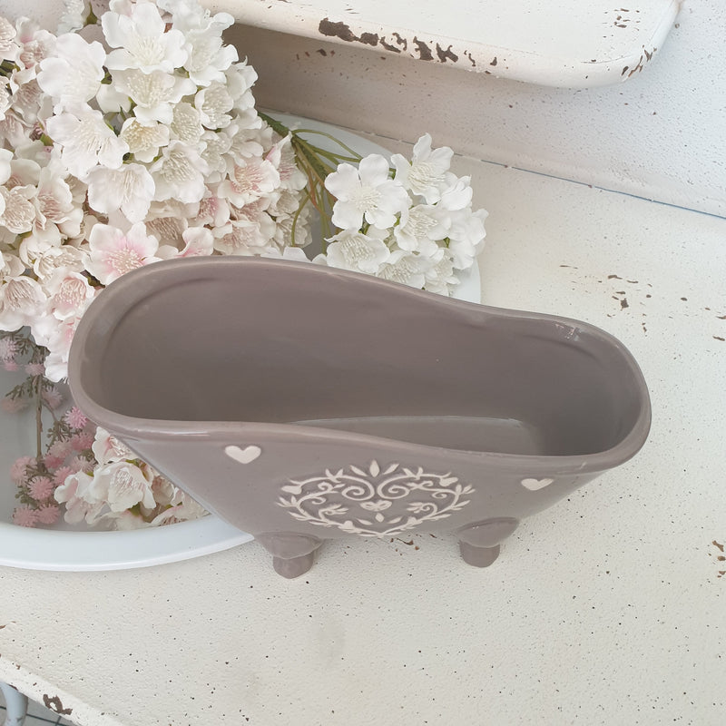 Dettaglio cuori decorativi porta oggetti vasca shabby chic idea regalo bagno elegante