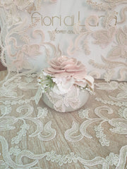 Pouf in lino verde salvia con farfalla in pizzo e rosa cipria in Capodimonte
FIORI DI LENA
vista frontale