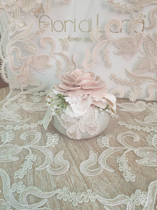 Pouf in lino verde salvia con farfalla in pizzo e rosa cipria in Capodimonte
FIORI DI LENA
vista frontale