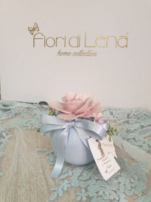 Pouf in lino color polvere con peonia rosa in Capodimonte
FIORI DI LENA
vista frontale