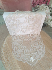 Dettaglio farfalle rosa cipria in pizzo lamè champagne, lavorazione artigianale Made in Italy
Fiori di Lena – Sweet Home Shabby Style
Vista dettaglio, angolazione ravvicinata