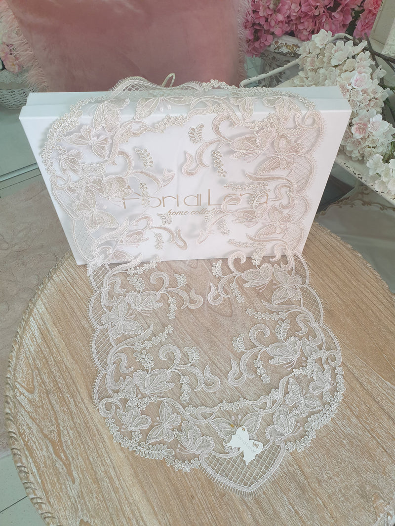 Dettaglio farfalle rosa cipria in pizzo lamè champagne, lavorazione artigianale Made in Italy
Fiori di Lena – Sweet Home Shabby Style
Vista dettaglio, angolazione ravvicinata