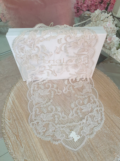 Dettaglio farfalle rosa cipria in pizzo lamè champagne, lavorazione artigianale Made in Italy
Fiori di Lena – Sweet Home Shabby Style
Vista dettaglio, angolazione ravvicinata