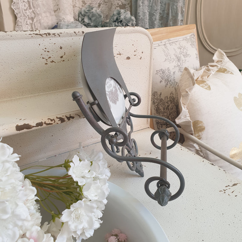 Dettaglio medaglione ceramica porta carta igienica country chic arredamento bagno romantico