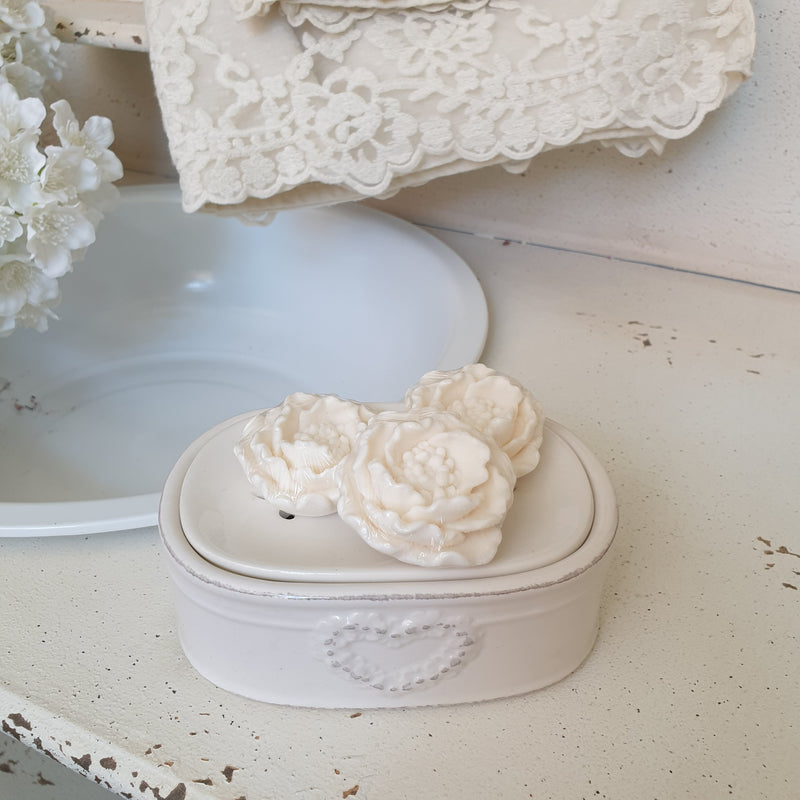 Porta saponetta in ceramica stile provenzale con saponette profumate peonia Mathilde M.