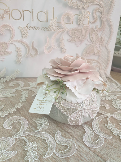 Dettaglio farfalla in pizzo e rosa Capodimonte cipria su pouf verde salvia
FIORI DI LENA
dettaglio artigianale