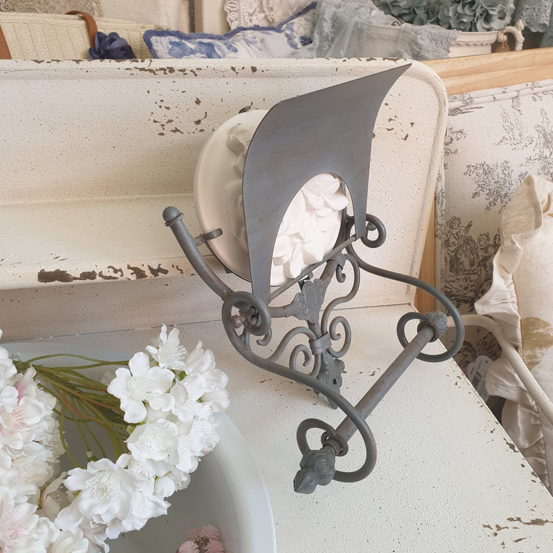 Dettaglio medaglione gesso porta carta igienica country chic arredamento bagno romantico