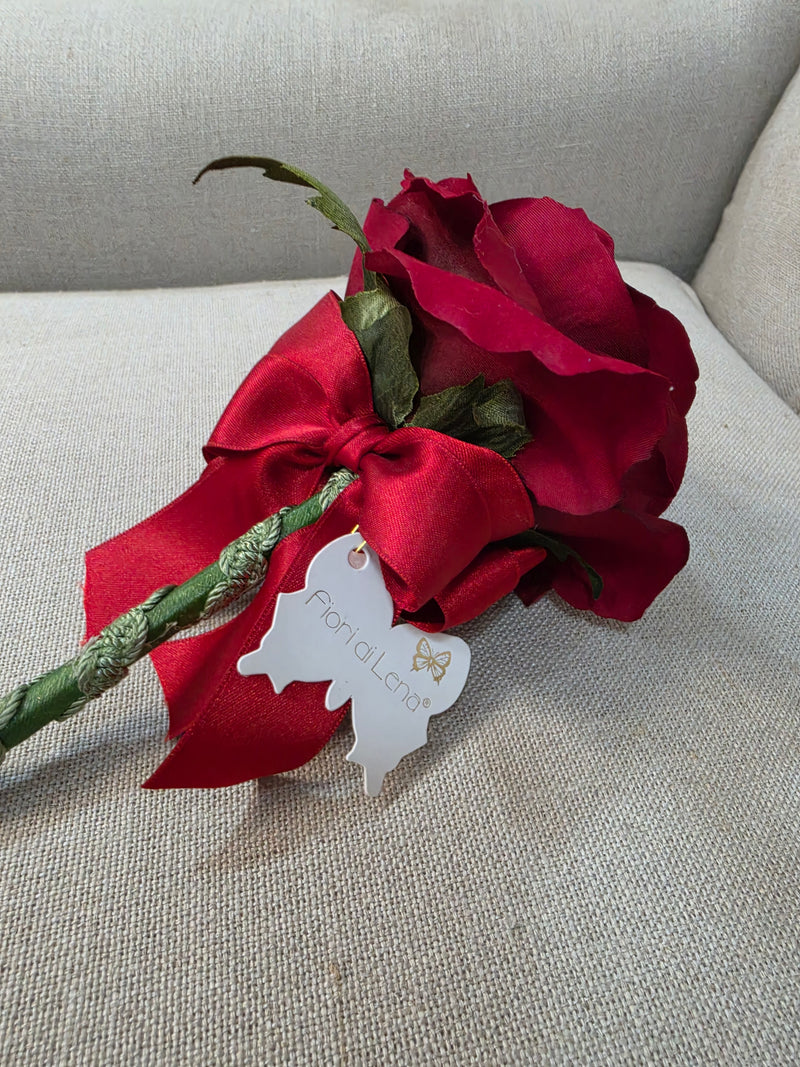 Penna decorativa bordeaux Fiori di Lena con fiocco, accessorio cameretta provenzale
Fiori di Lena – Sweet Home Shabby Style
Ambientazione cameretta, vista d'insieme