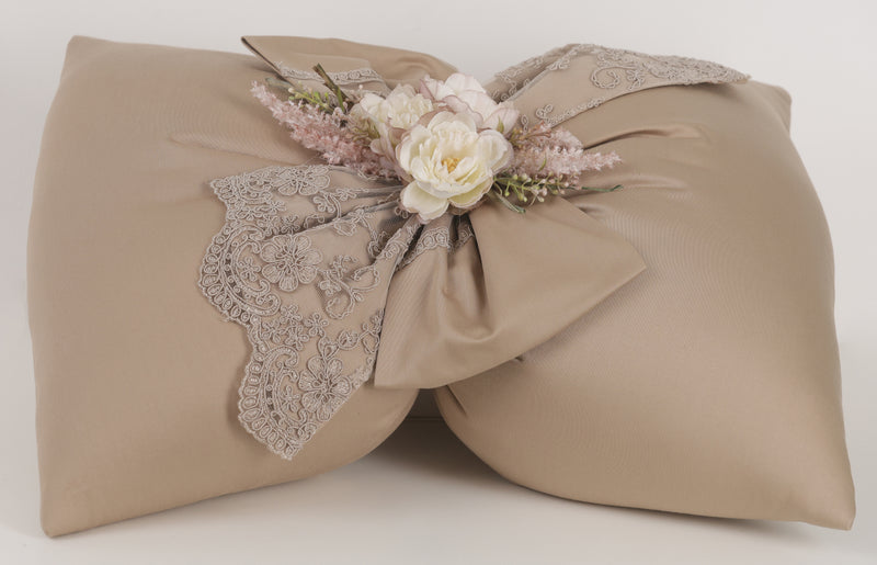 FIORI DI LENA Cuscino Fiocco con Pizzo Fiori e Fiocco Grande