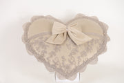 Cuscino decorativo a cuore in rasatello cotone fango con pizzo – Fiori di Lena – vista frontale