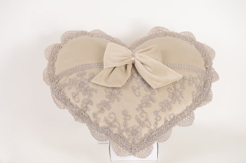 FIORI DI LENA Cuscino Cuore con Fiocco e Pizzo