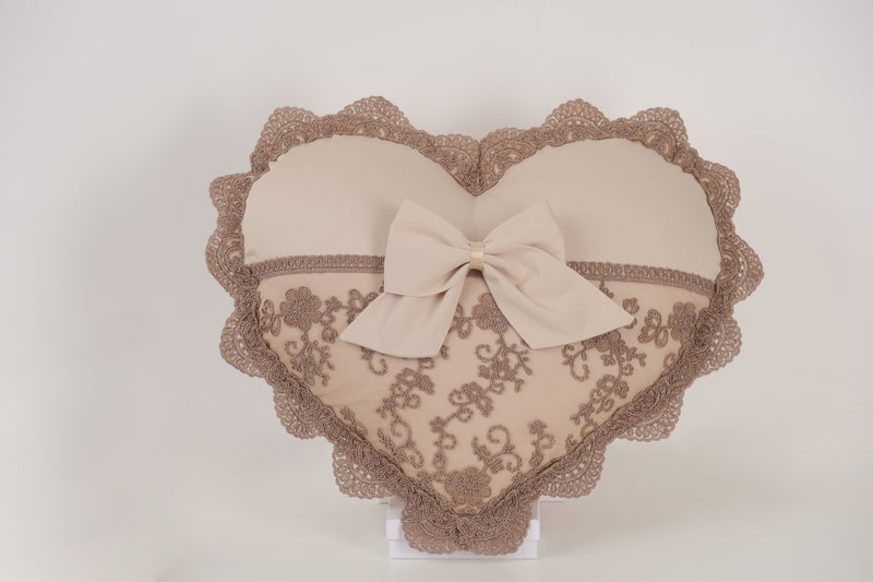 FIORI DI LENA Cuscino Cuore con Pizzo e Fiocco