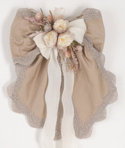 Fiocco decorativo artigianale in rasatello di cotone color fango con pizzo trina e fiori
Fiori di Lena
Vista frontale, sfondo neutro