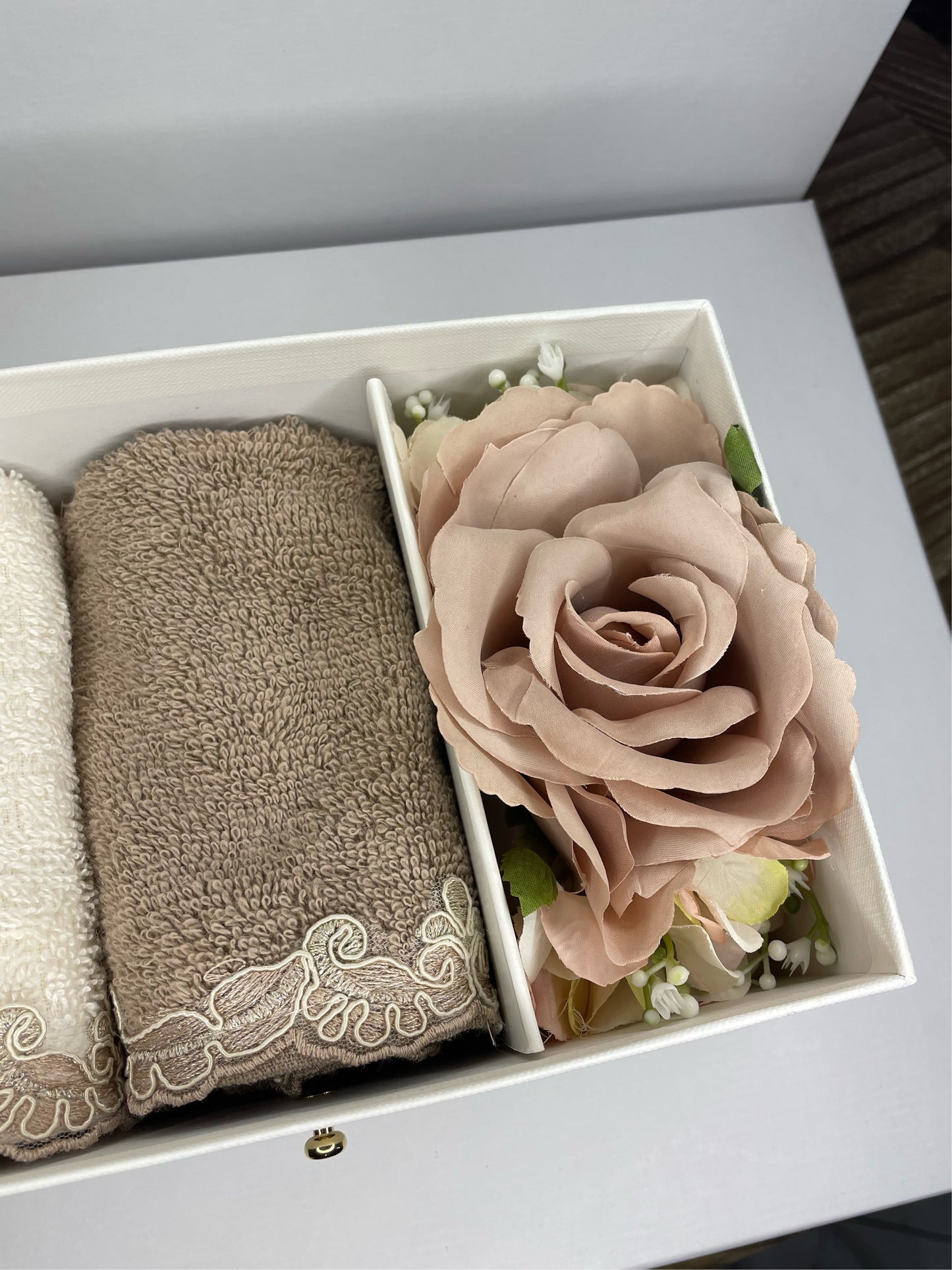 Box with bow with 2 washcloths and scented flower