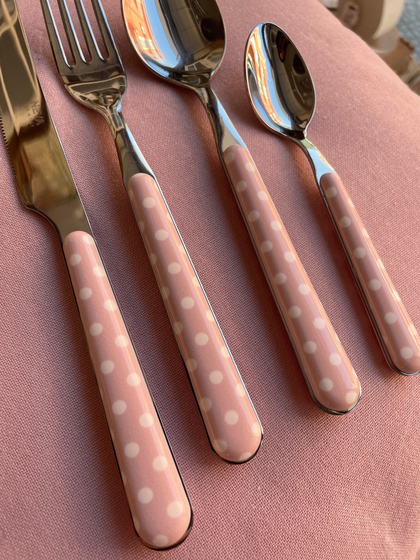 Set of 24 pink polka dot cutlery by Neva Posateria